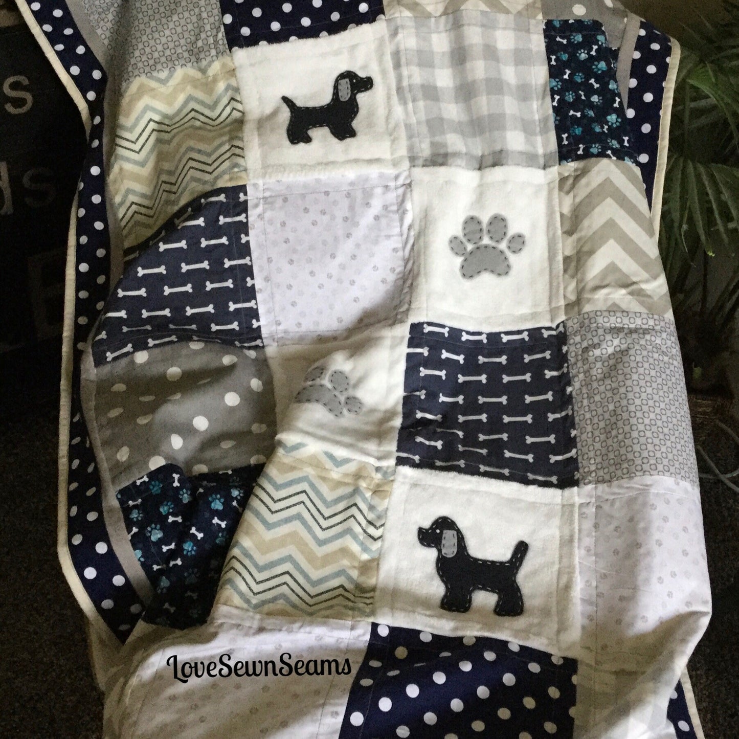 Puppy quilt/Paw Quilt/Dog lover quilt/Labrador quilt/Baby quilt/Can be personalized w your breed