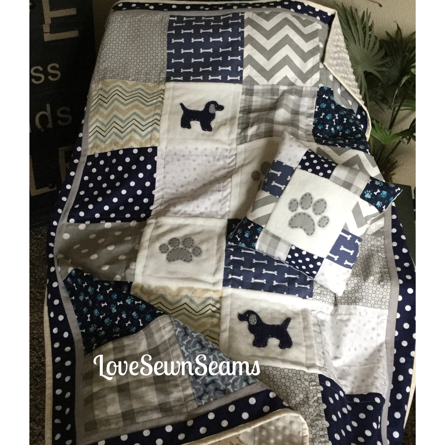 Puppy quilt/Paw Quilt/Dog lover quilt/Labrador quilt/Baby quilt/Can be personalized w your breed