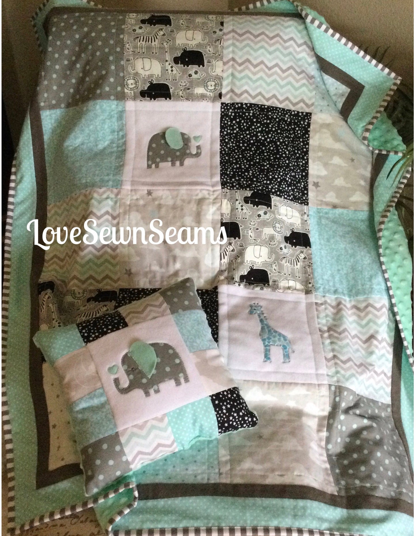Animal baby quilt/Modern baby quilt/Jungle quilt/Handmade quilt/Elephant quilt/Giraffe quilt
