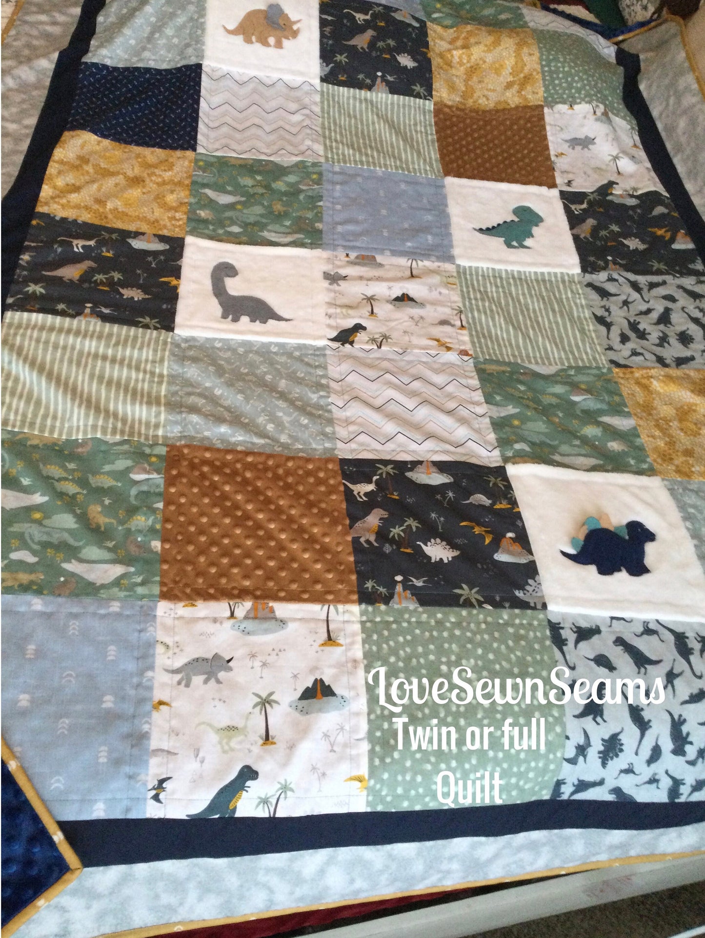 Dinosaur quilt/Child’s Dinosaur Quilt/baby quilt/Dinos