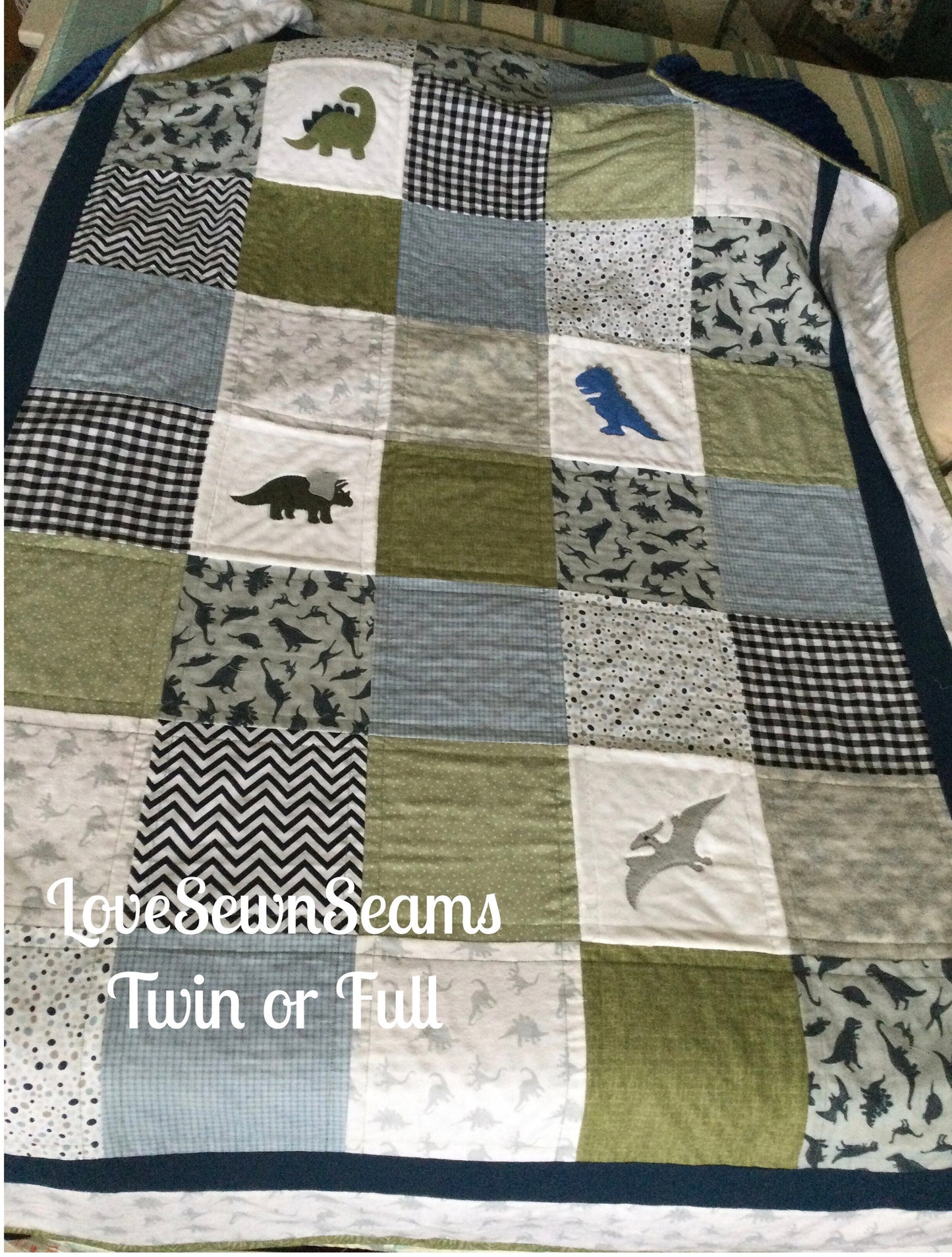 DINO Quilt/Dinosaur quilt/Dinosaur/Baby quilt/handmade quilt/Custom baby quilt