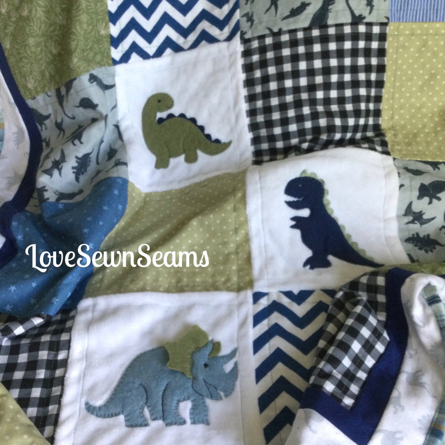 DINO Quilt/Dinosaur quilt/Dinosaur/Baby quilt/handmade quilt/Custom baby quilt