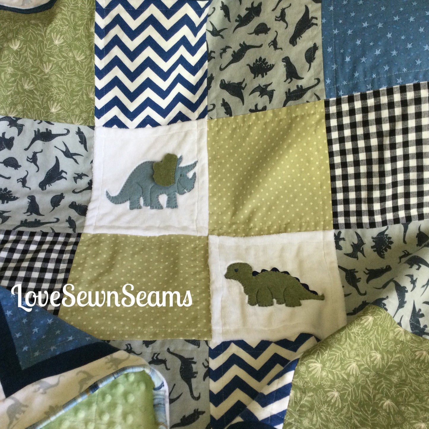 DINO Quilt/Dinosaur quilt/Dinosaur/Baby quilt/handmade quilt/Custom baby quilt