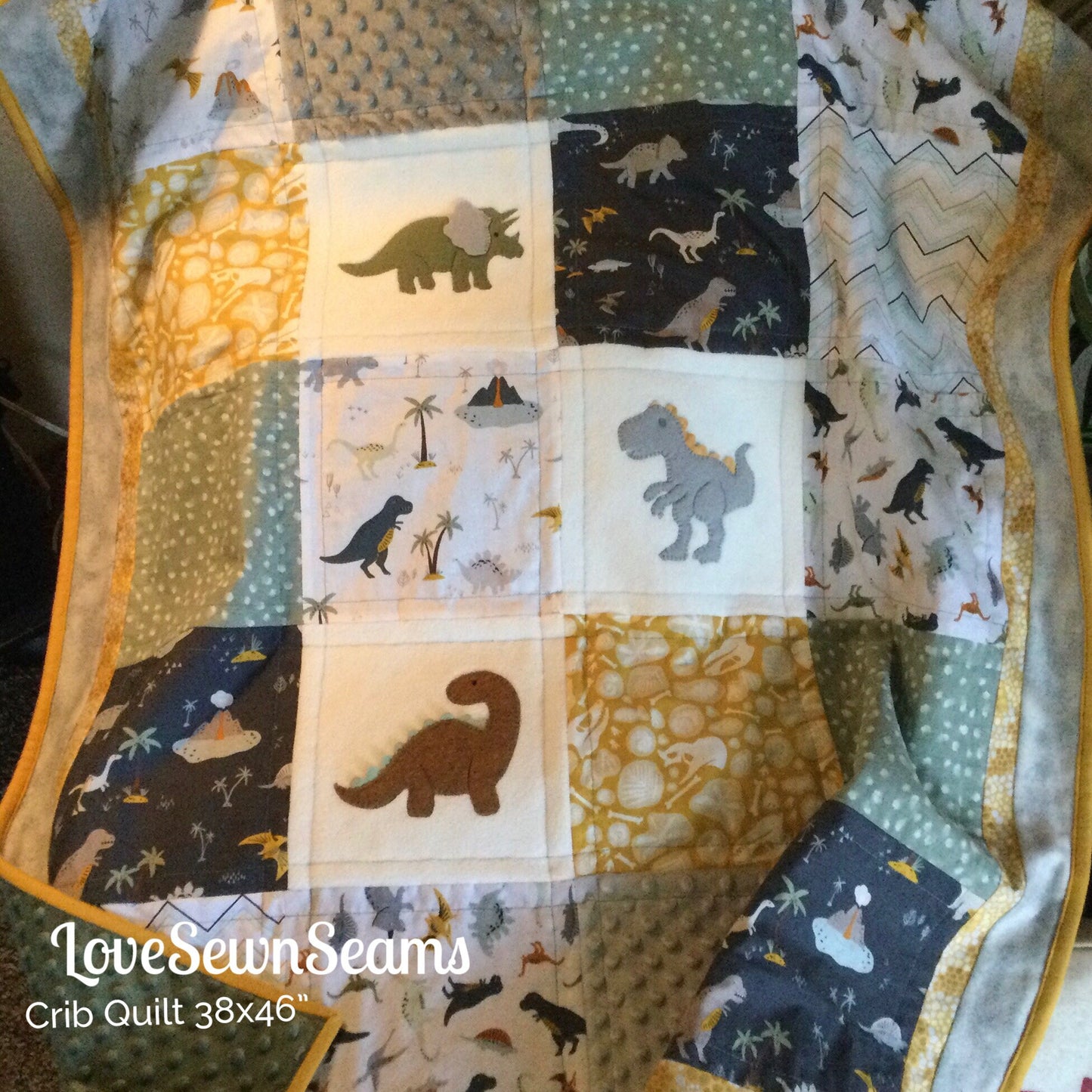 Dinosaur quilt/Child’s Dinosaur Quilt/baby quilt/Dinos