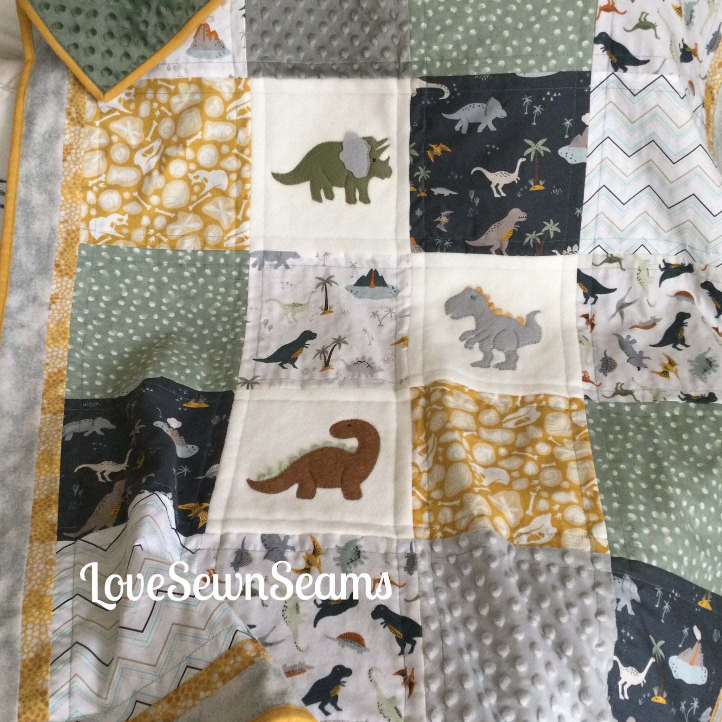 Dinosaur quilt/Child’s Dinosaur Quilt/baby quilt/Dinos