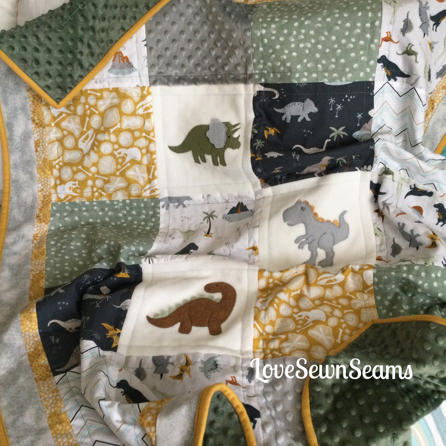 Dinosaur quilt/Child’s Dinosaur Quilt/baby quilt/Dinos