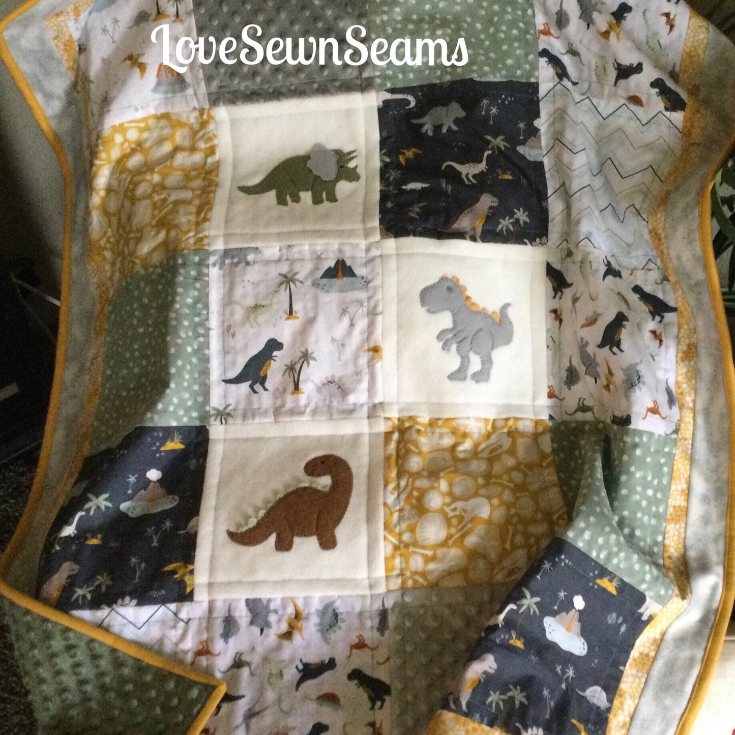 Dinosaur quilt/Child’s Dinosaur Quilt/baby quilt/Dinos