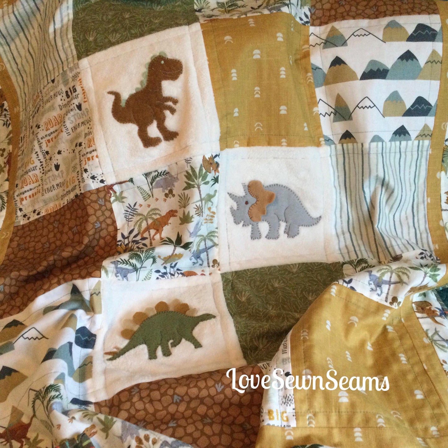 DINO ADVENTURES/Dinosaur quilt/Roar quilt