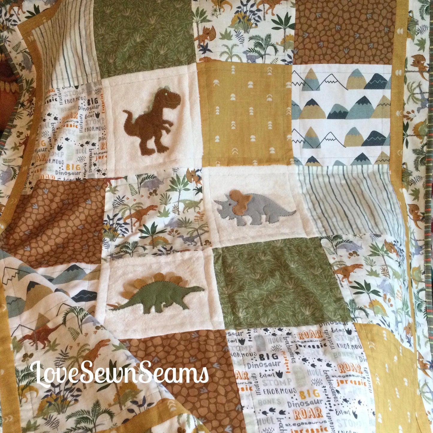 DINO ADVENTURES/Dinosaur quilt/Roar quilt